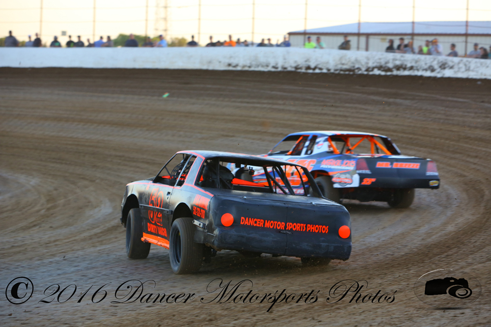 #52 AJ Dancer working on heat race lader #33c Charles Cosper